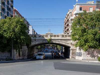 ...posto davanti al sottopasso Duca degli Abruzzi, che collega l�extramurale Capruzzi al centro cittadino